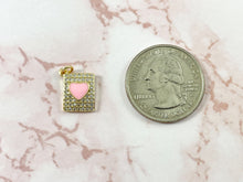 Cargar imagen en el visor de la galería, Colgante con etiqueta rectangular esmaltada en forma de corazón rosa chapado en oro de 18 quilates sobre cobre, 6 piezas
