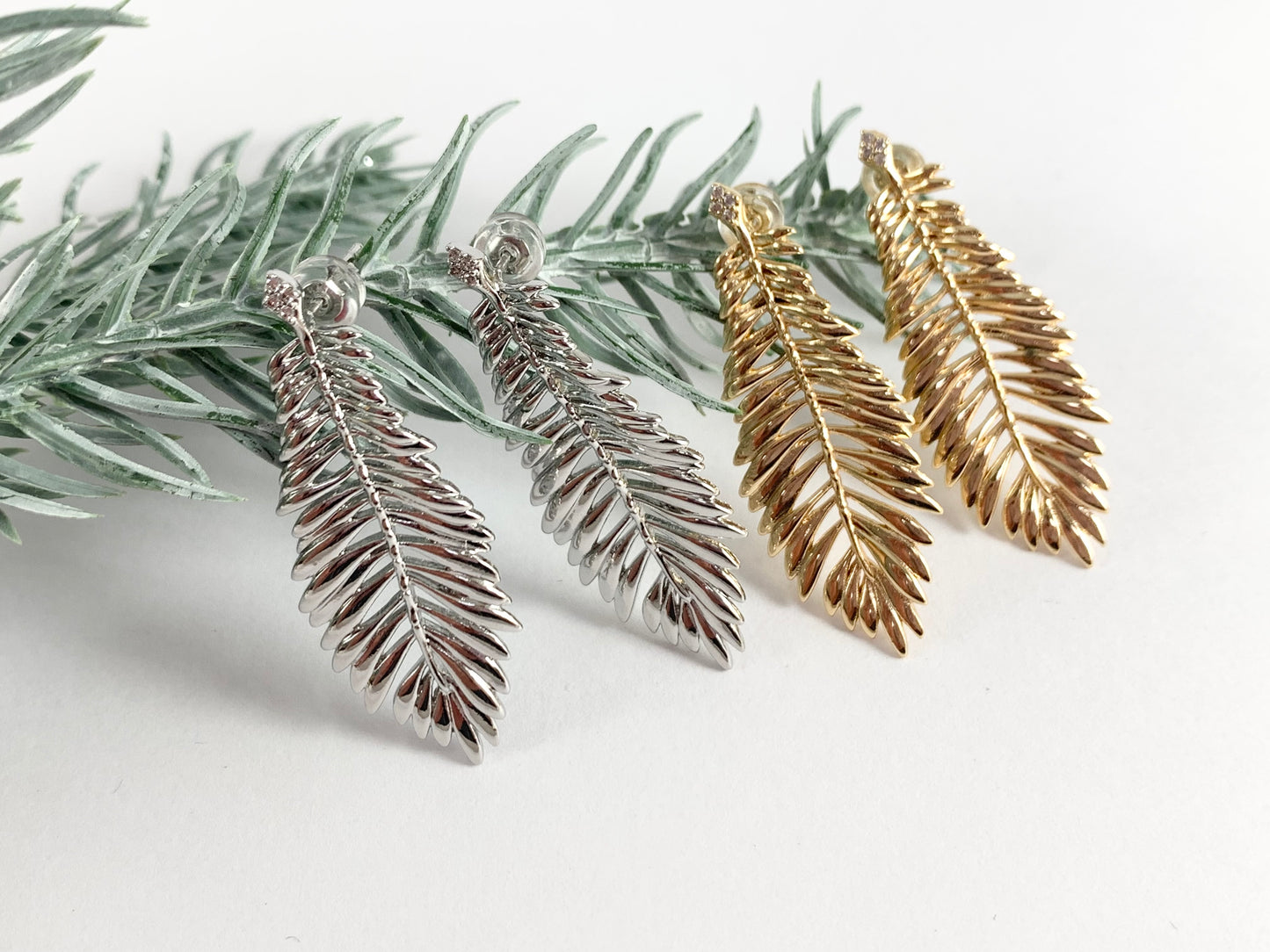 Aretes de hojas delicadas inspirados en el otoño con pavé de circonitas cúbicas en baño de oro o plata de 18 k sobre cobre, 3 pares