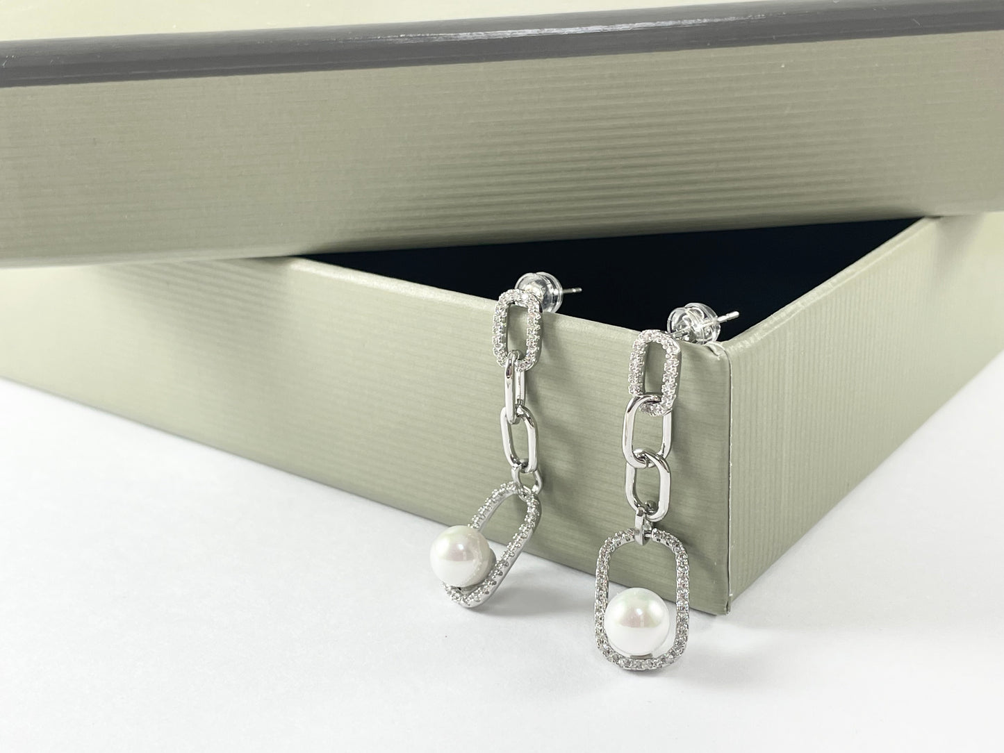 Pendientes colgantes de perlas con eslabones rectangulares largos pavimentados con circonita cúbica plateada sobre cobre, 3 pares