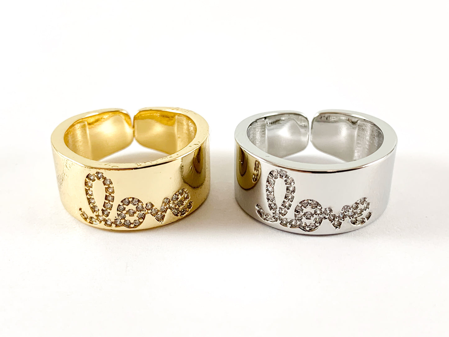 Anillo de banda gruesa con gráfico "LOVE" chapado en oro real/platino de 18 quilates con pavé de circonita cúbica, tamaño 7, 4 piezas