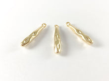 Cargar imagen en el visor de la galería, Real Matte Gold 18K Plated Hammered Teardrop Charm Pendants Over Brass 10pcs
