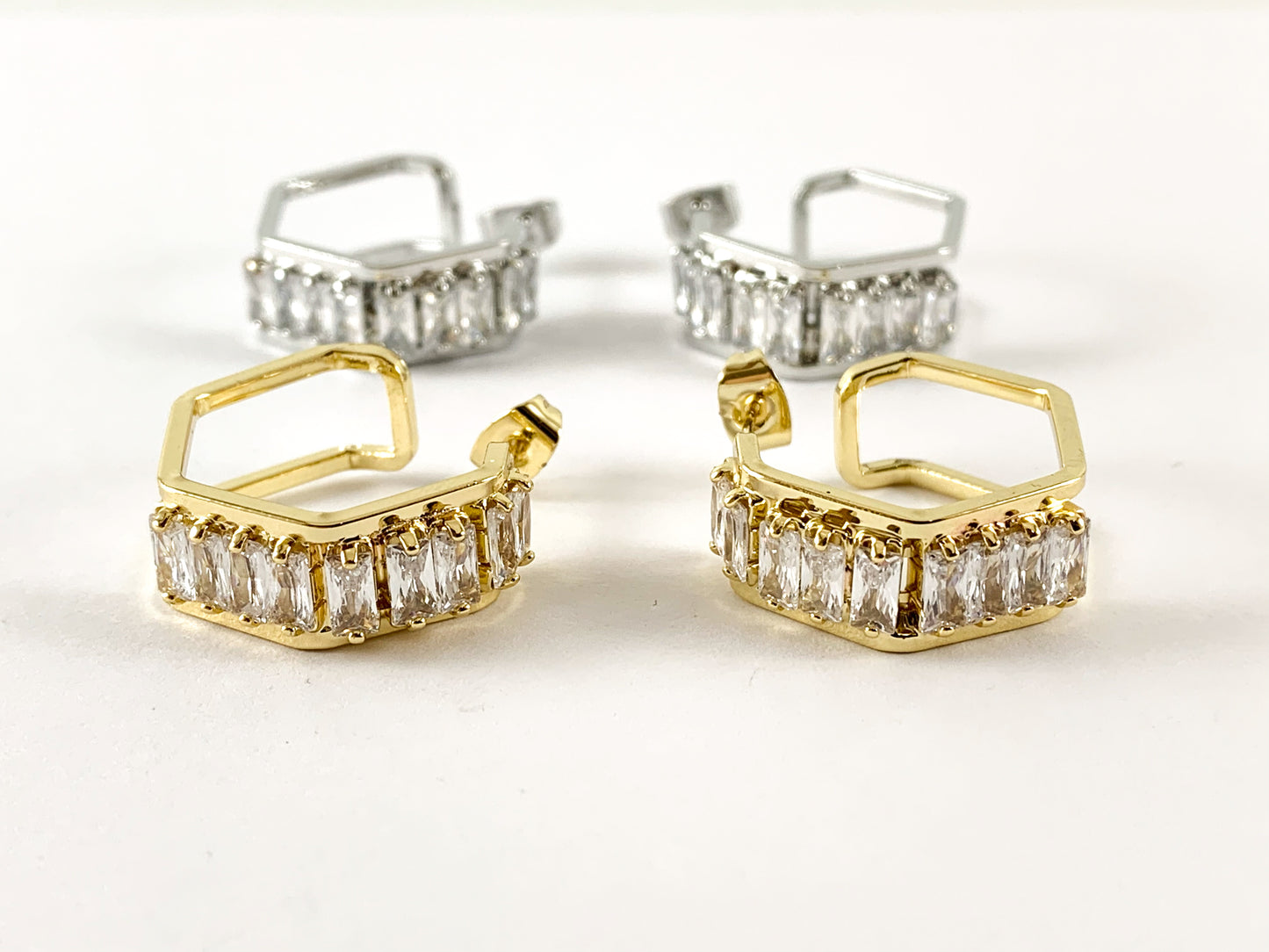 Pendiente hexagonal de latón con pavé de circonita chapada en oro real/platino de 18 quilates, 3 pares