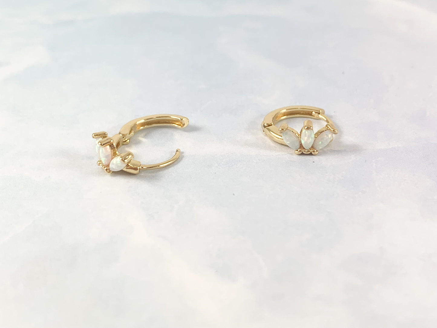 Pendientes Huggies minimalistas delicados con ópalo japonés simple de oro real de 18 quilates, 11 mm, 2 pares