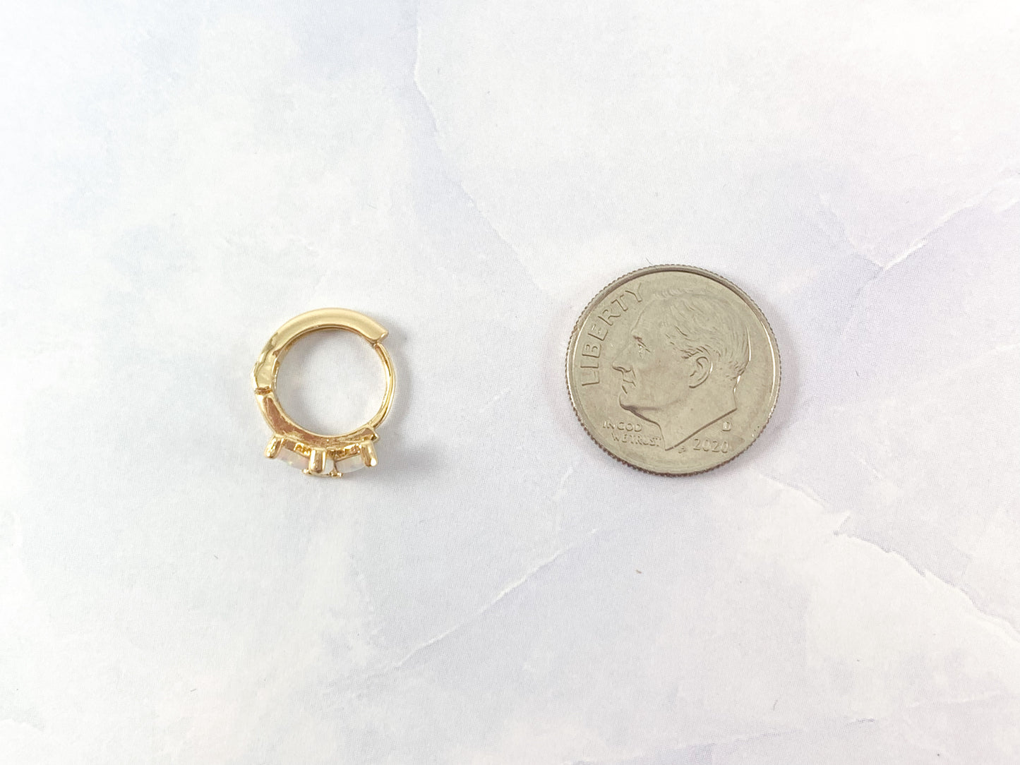 Pendientes Huggies minimalistas delicados con ópalo japonés simple de oro real de 18 quilates, 11 mm, 2 pares