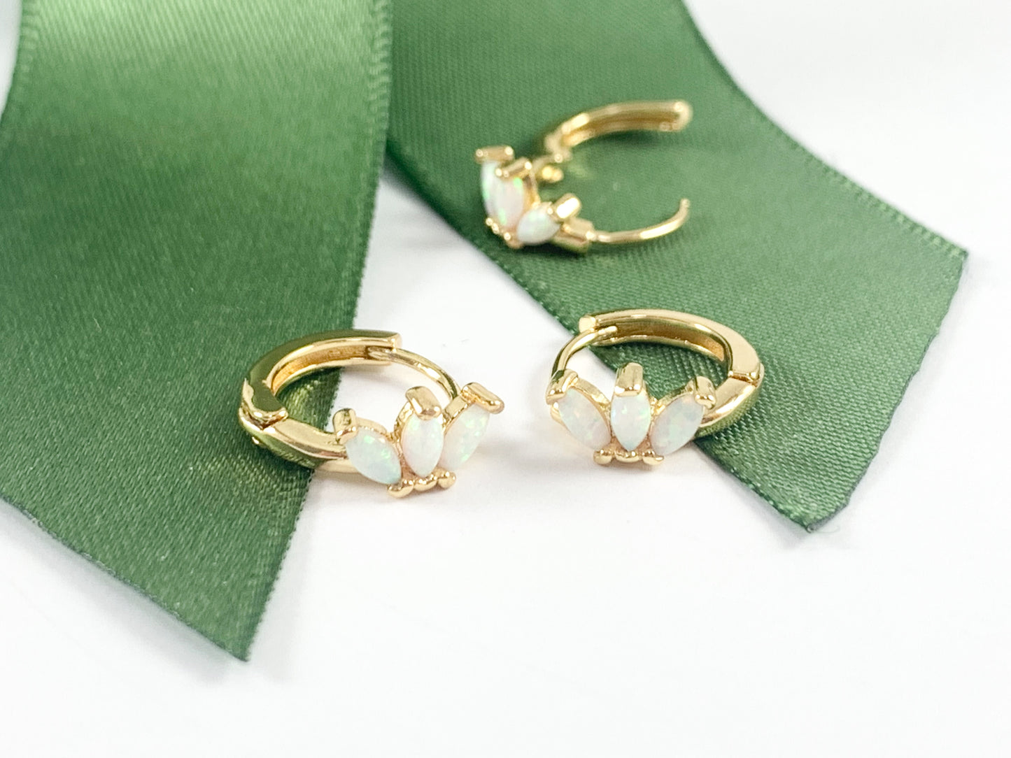 Pendientes Huggies minimalistas delicados con ópalo japonés simple de oro real de 18 quilates, 11 mm, 2 pares