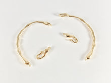 Load image into Gallery viewer, Gold Curved Bar Connector Clasps in 18K Gold plated Copper 4 pcs
