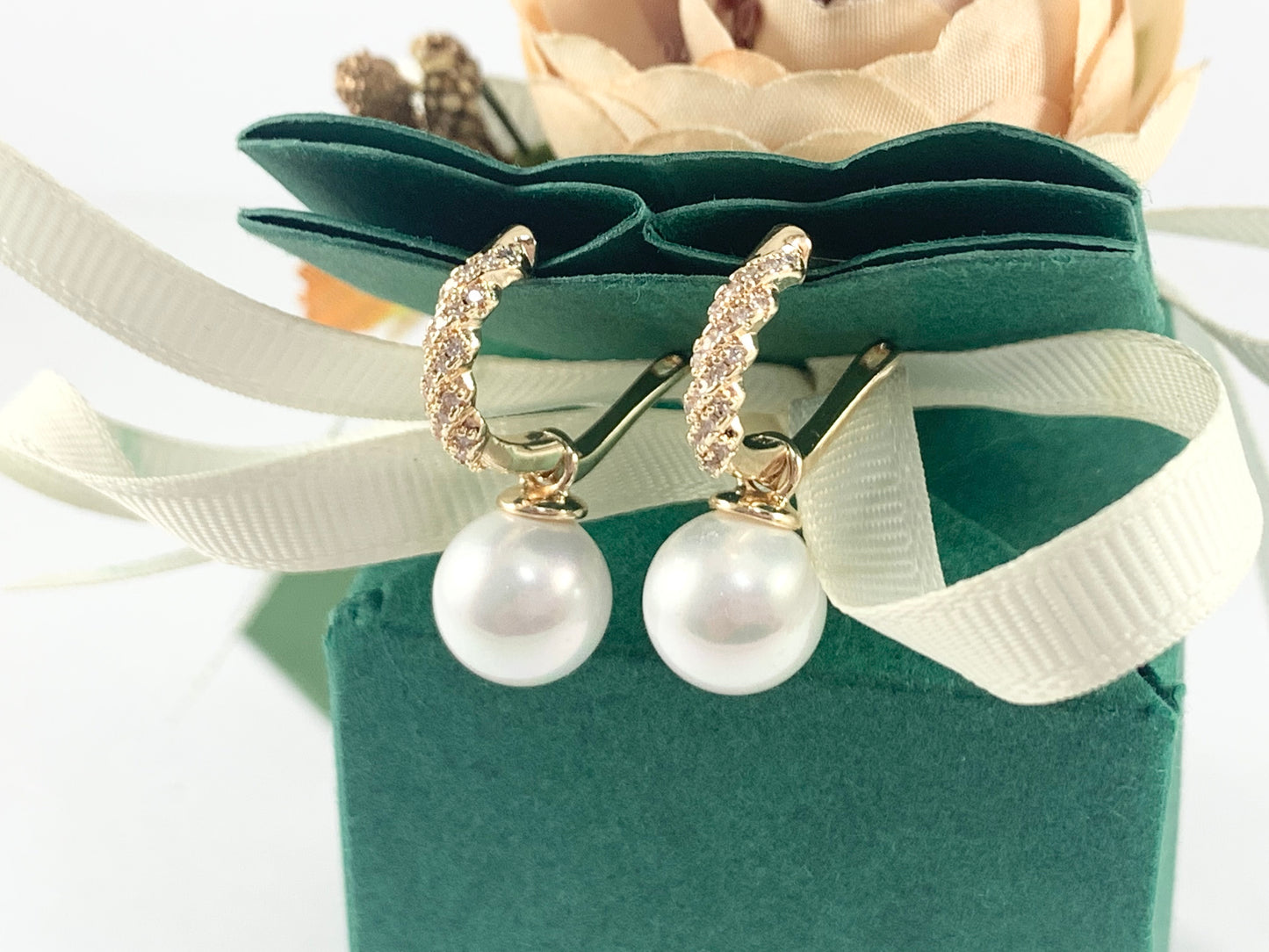 Elegantes aretes colgantes de perlas en pavé de circonita cúbica chapados en oro de 18 quilates sobre cobre, 3 pares