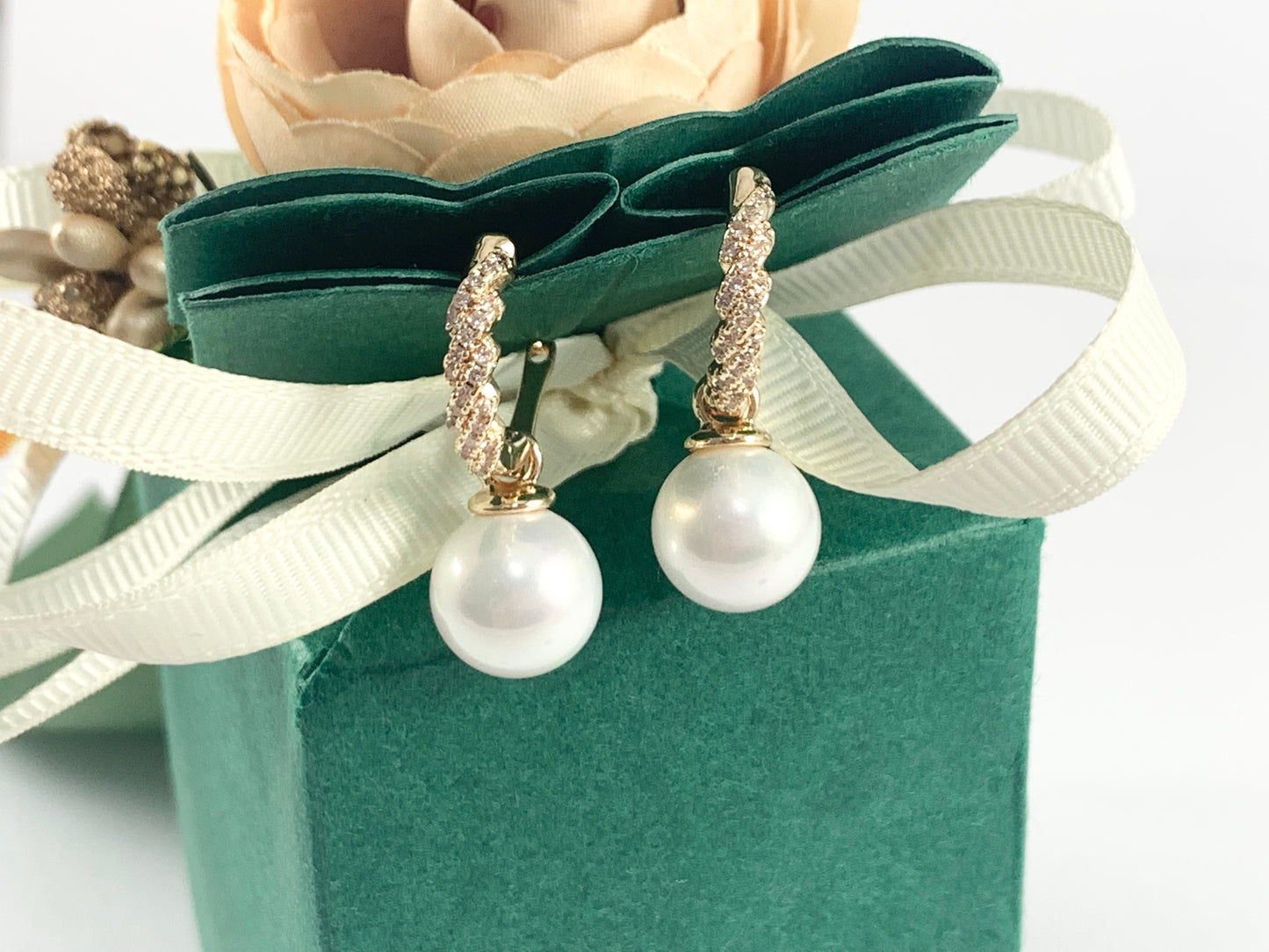 Elegantes aretes colgantes de perlas en pavé de circonita cúbica chapados en oro de 18 quilates sobre cobre, 3 pares