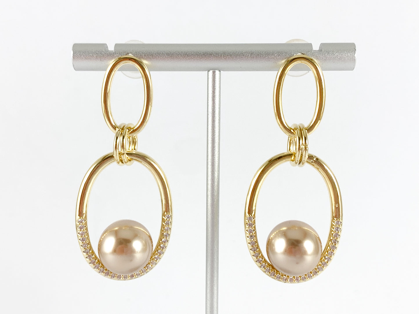 Elegante eslabón ovalado con perla color champán y bisel pavé de circonita cúbica, cobre chapado en oro de 18 quilates, 2 pares