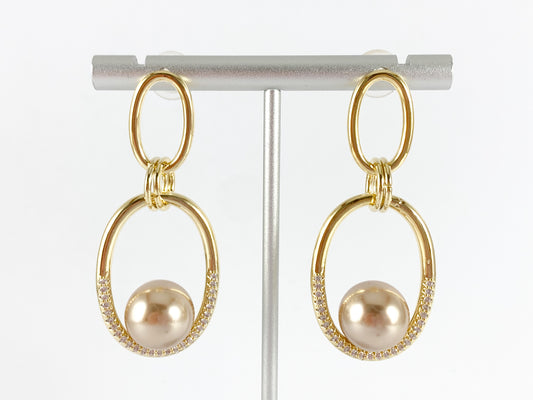 Elegante eslabón ovalado con perla color champán y bisel pavé de circonita cúbica, cobre chapado en oro de 18 quilates, 2 pares