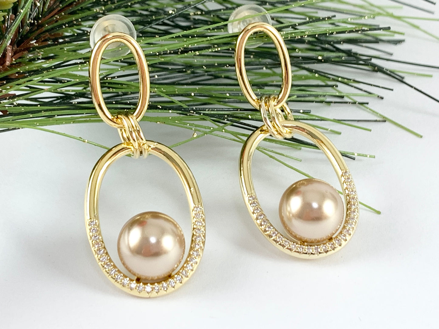 Elegante eslabón ovalado con perla color champán y bisel pavé de circonita cúbica, cobre chapado en oro de 18 quilates, 2 pares