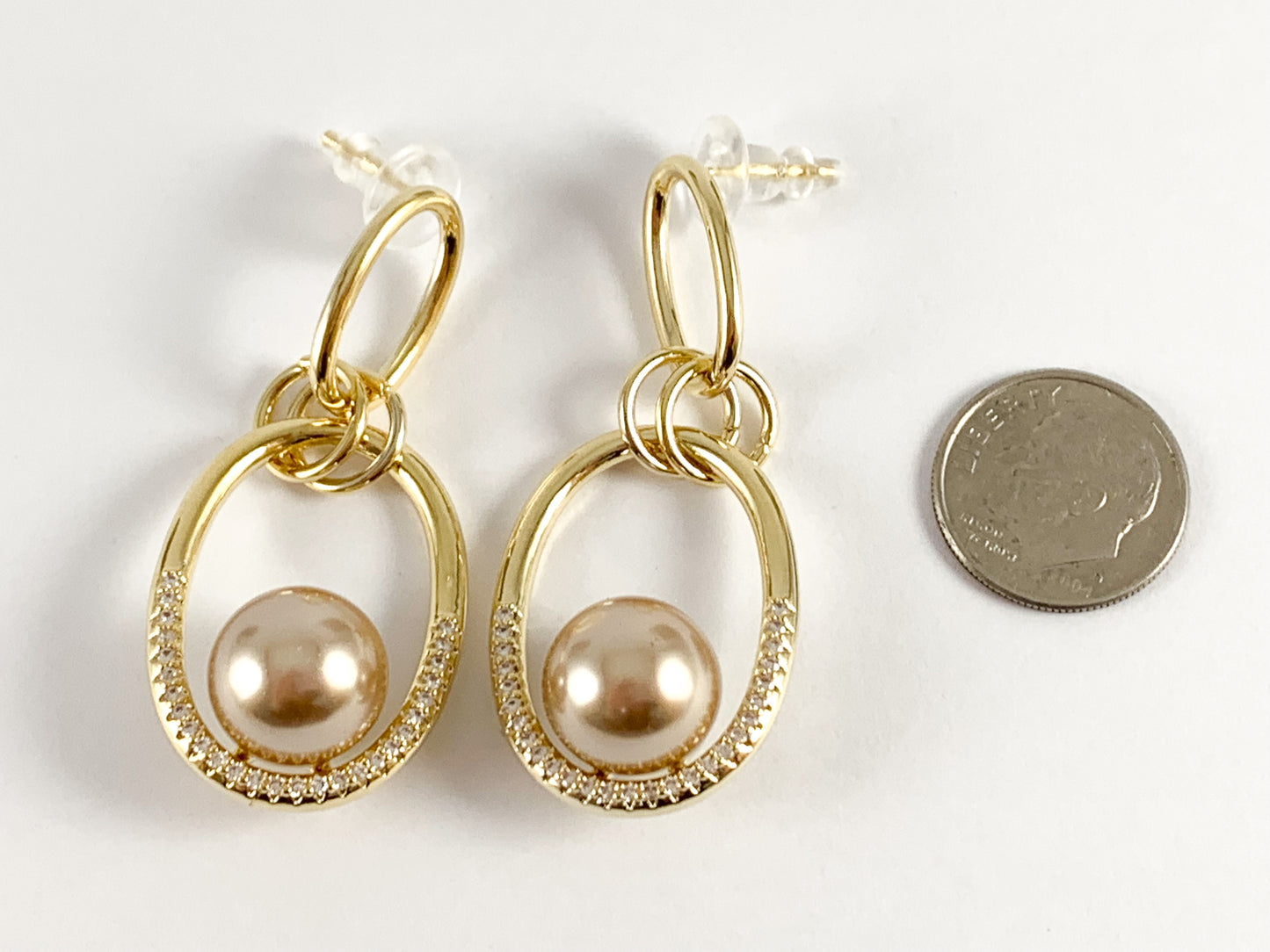 Elegante eslabón ovalado con perla color champán y bisel pavé de circonita cúbica, cobre chapado en oro de 18 quilates, 2 pares