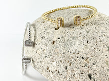 Cargar imagen en el visor de la galería, CZ Pave Baguette Rectángulo Rhinestone Fancy Open Front Pulsera Puños en oro de 18 quilates/chapado en plata 1 brazalete
