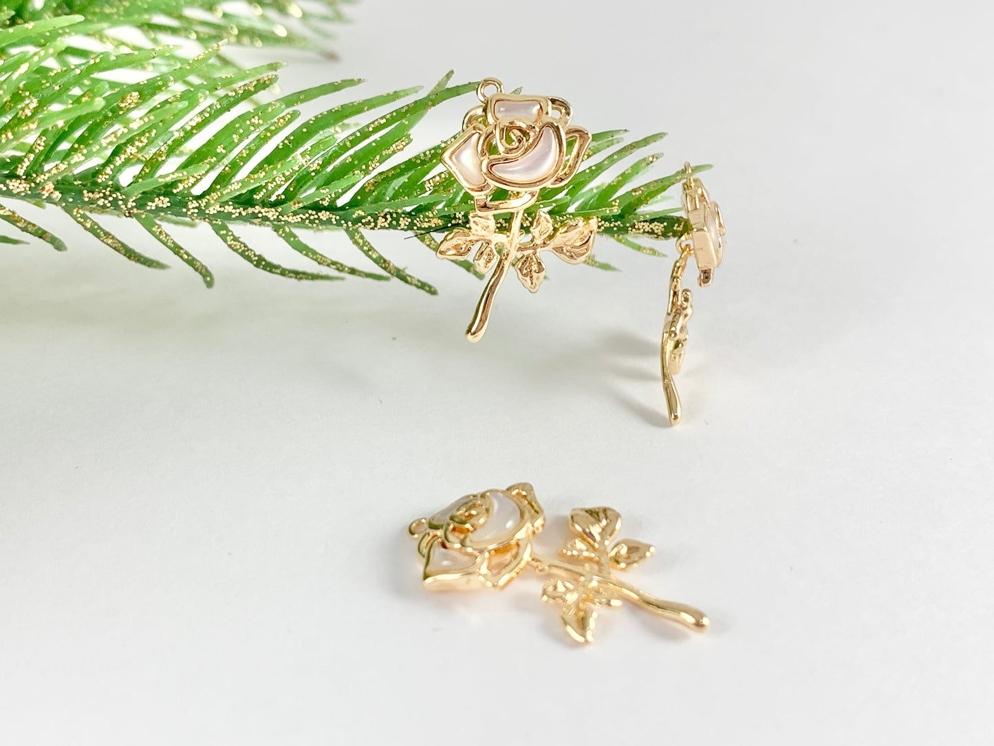 Delicate Gold Rose White Shell Dangle Pendants Charms in 18K Gold plated Copper 6pcs