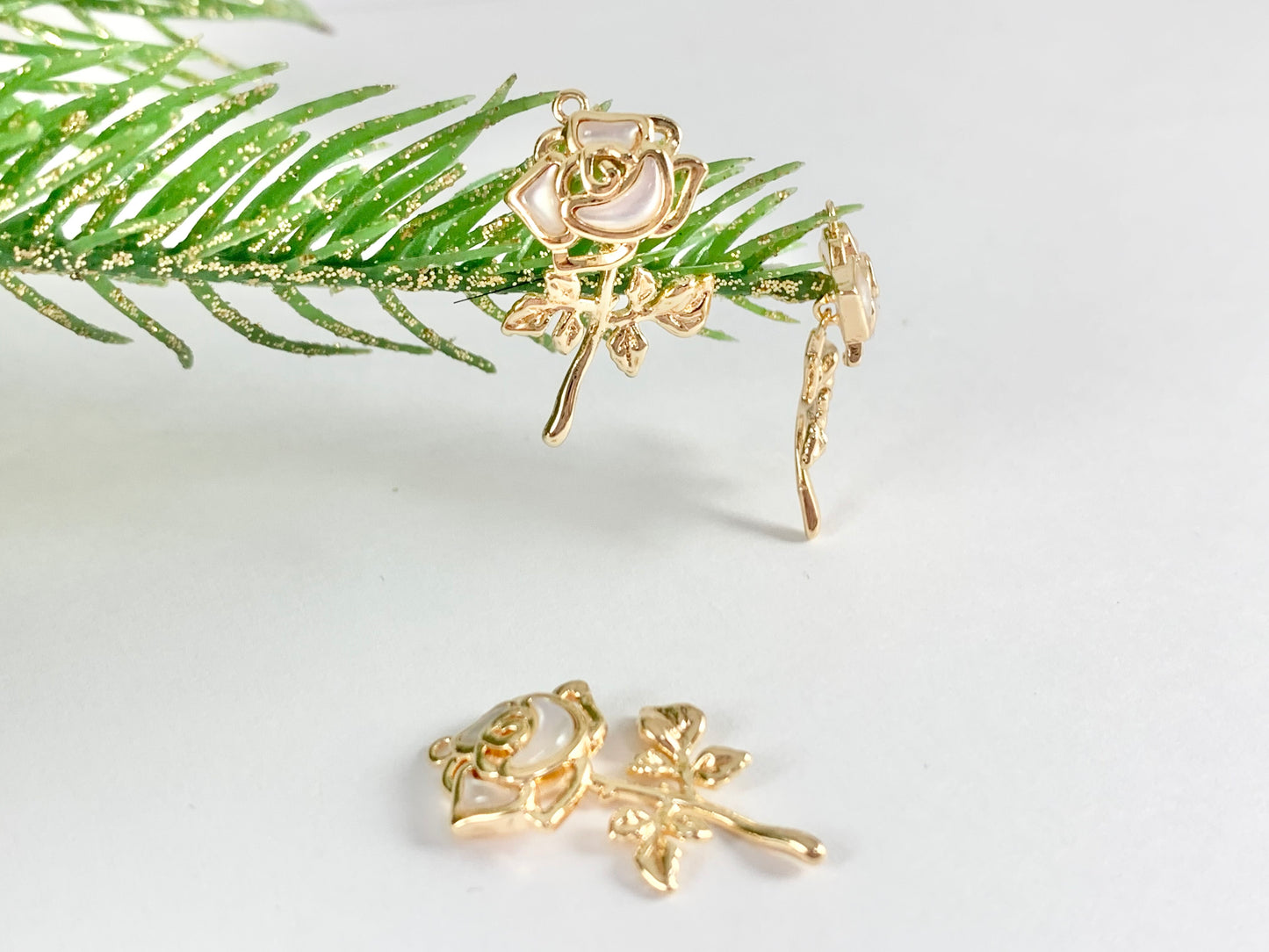 Delicate Gold Rose White Shell Dangle Pendants Charms in 18K Gold plated Copper 6pcs