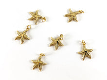 Cargar imagen en el visor de la galería, Encanto pavimentado de estrella de mar con micro circonitas cúbicas chapadas en oro real de 18 quilates sobre latón, 6 piezas
