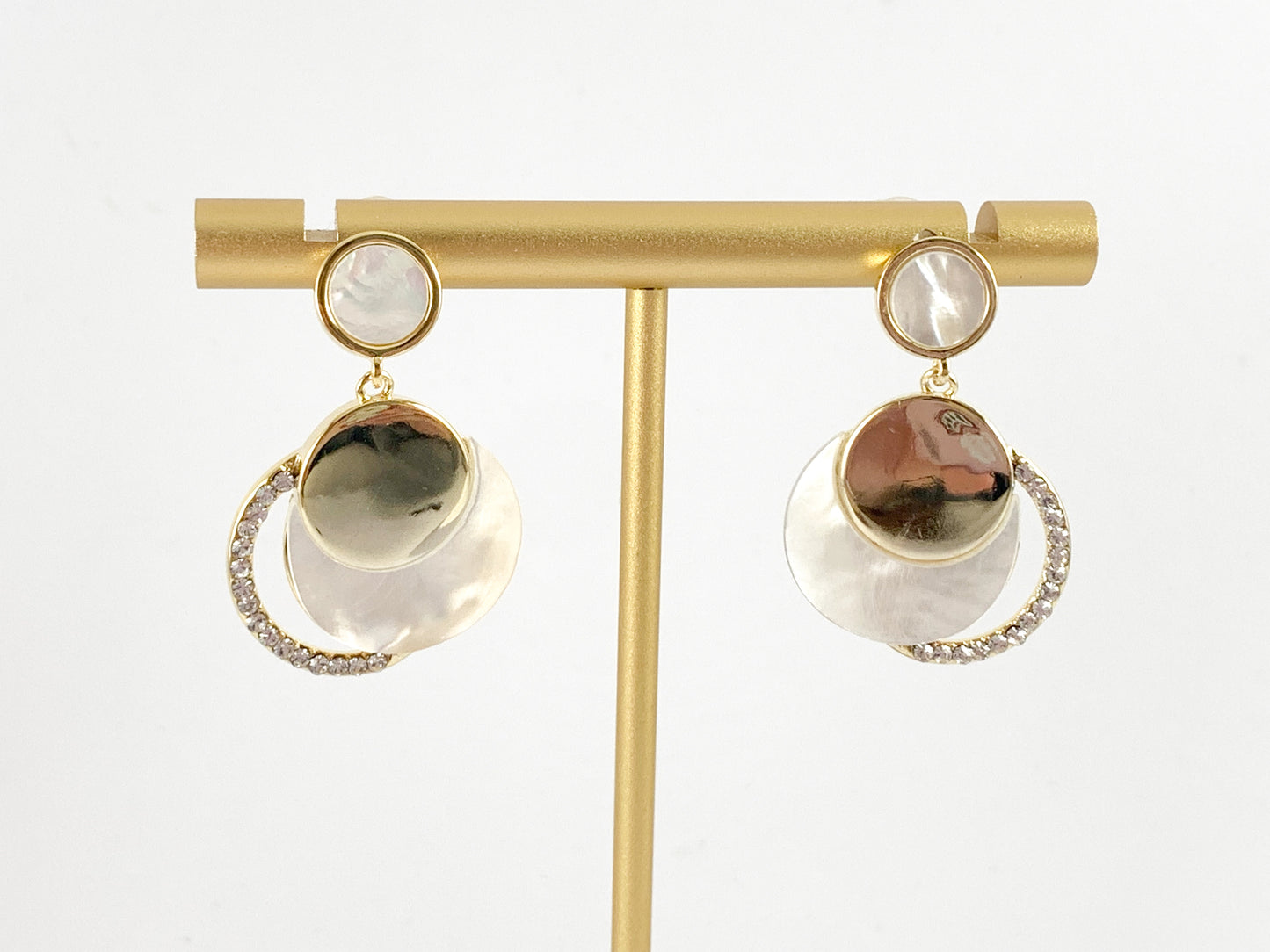 Elegantes aretes colgantes con pavé de circonitas y concha blanca en chapado en oro de 18 quilates sobre cobre, 2 pares