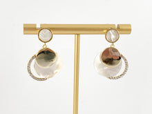 Cargar imagen en el visor de la galería, Elegantes aretes colgantes con pavé de circonitas y concha blanca en chapado en oro de 18 quilates sobre cobre, 2 pares
