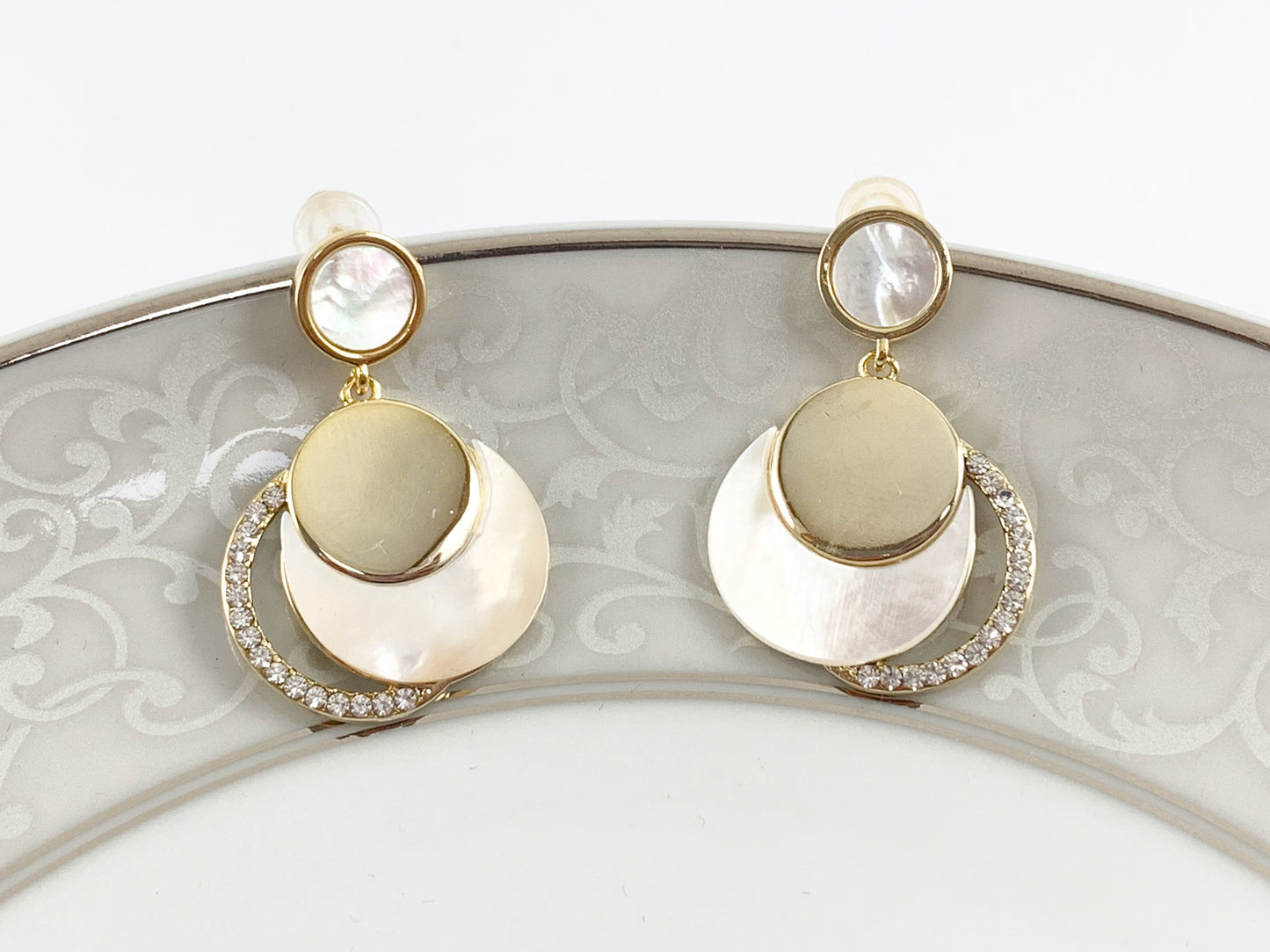 Elegantes aretes colgantes con pavé de circonitas y concha blanca en chapado en oro de 18 quilates sobre cobre, 2 pares