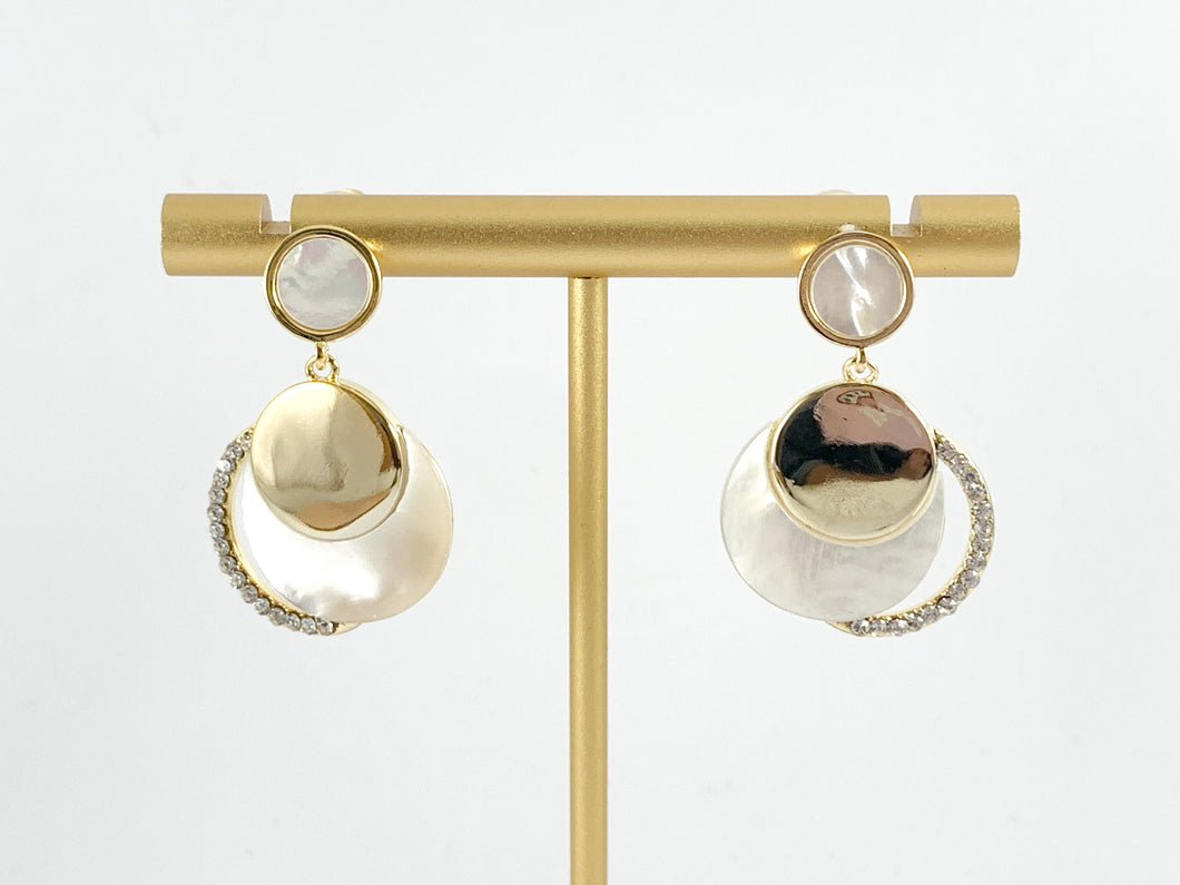 Elegantes aretes colgantes con pavé de circonitas y concha blanca en chapado en oro de 18 quilates sobre cobre, 2 pares