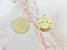 Cargar imagen en el visor de la galería, Dijes de monedas circulares con cara sonriente de 20 mm en fornituras de cobre chapado en oro de 18 quilates, 6 piezas
