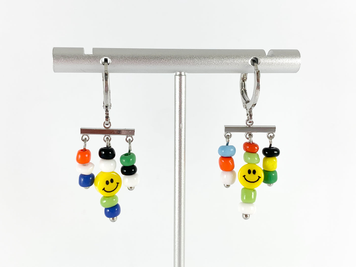 Lindos aretes colgantes con cuentas de semillas y caras sonrientes en oro de 18 quilates o chapado en plata sobre cobre, 3 pares