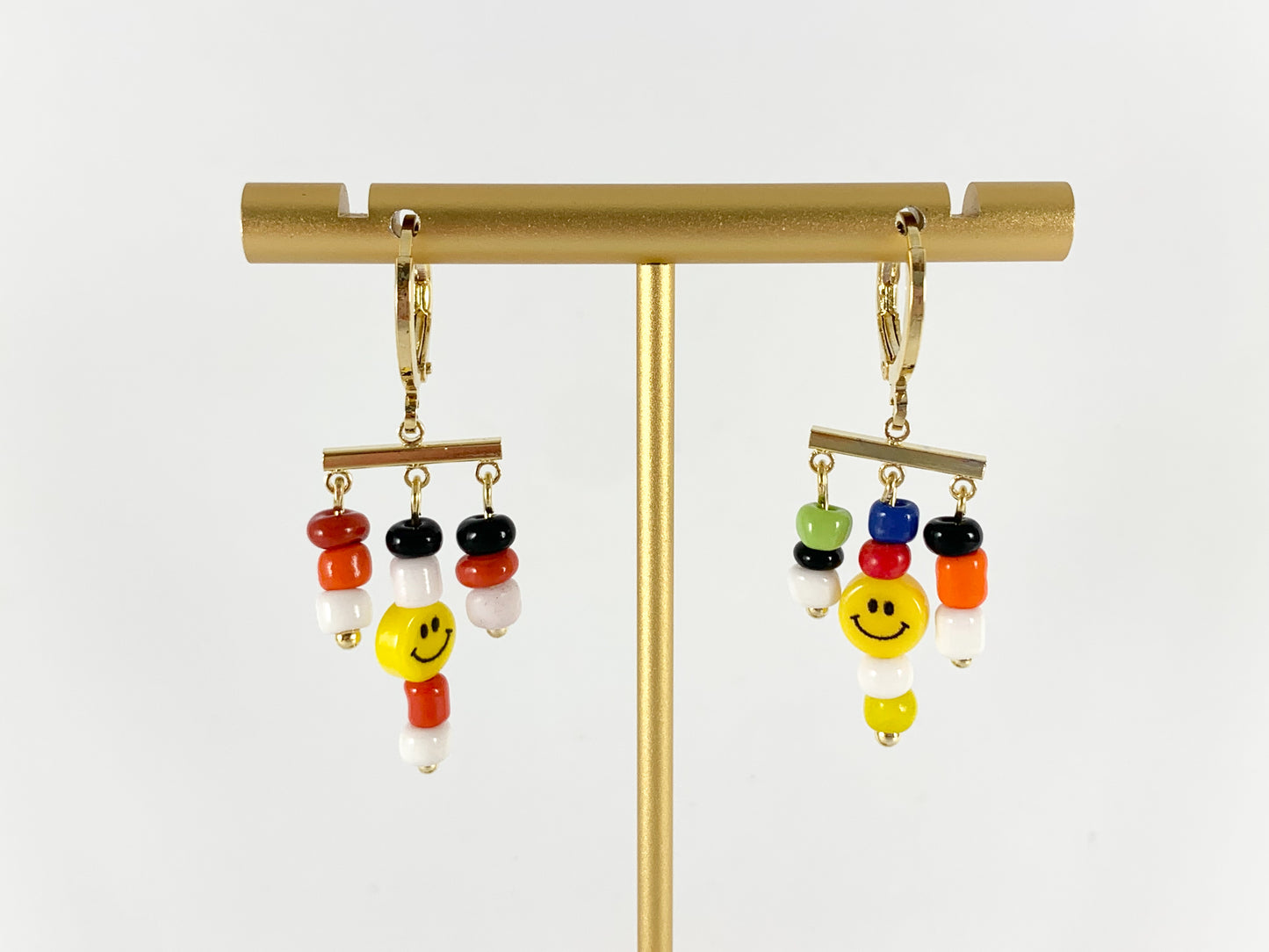 Lindos aretes colgantes con cuentas de semillas y caras sonrientes en oro de 18 quilates o chapado en plata sobre cobre, 3 pares
