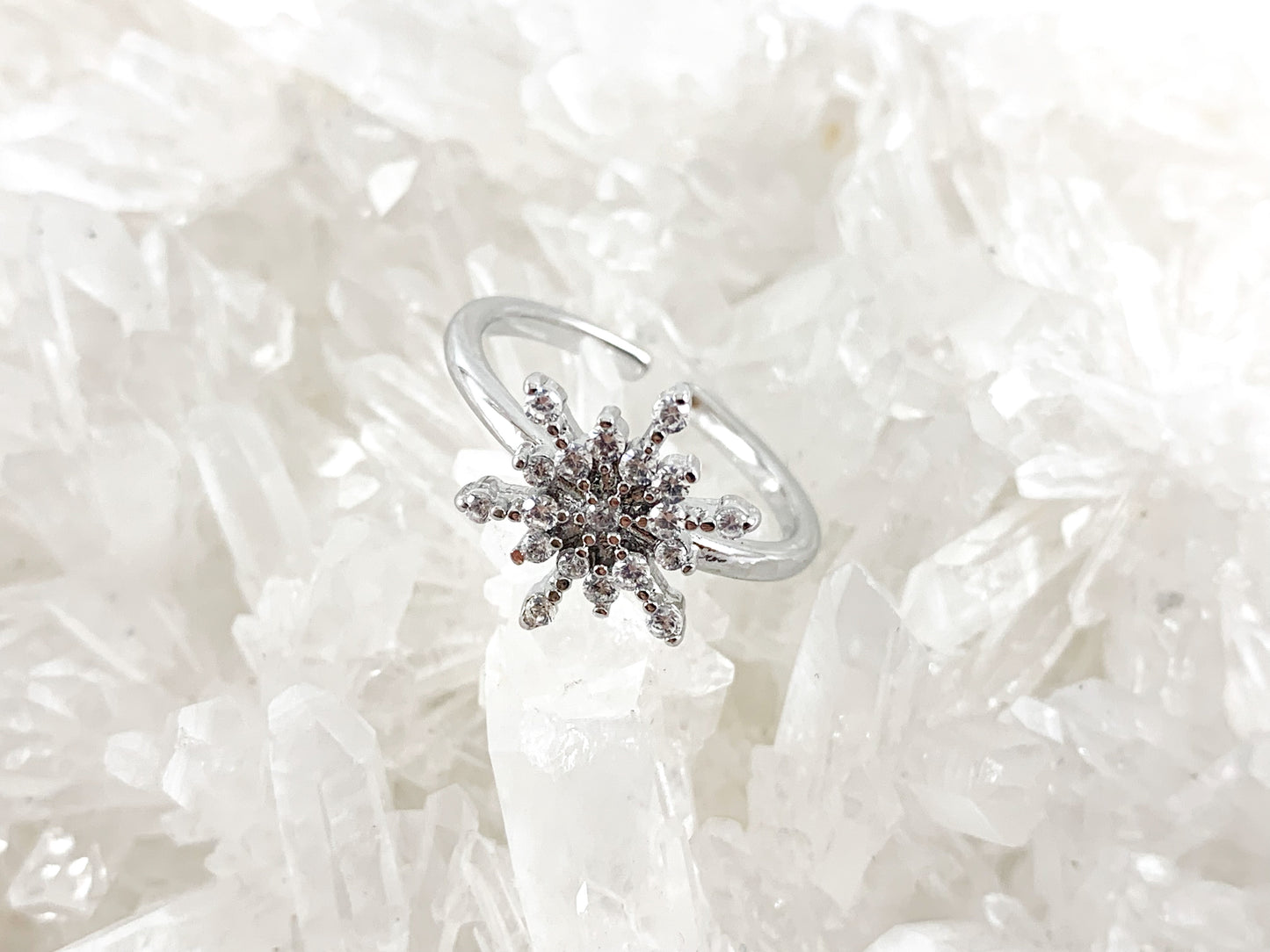 Anillo llamativo en racimo de copos de nieve pavimentados con circonitas chapadas en oro real/platino de 18 quilates, 5 piezas