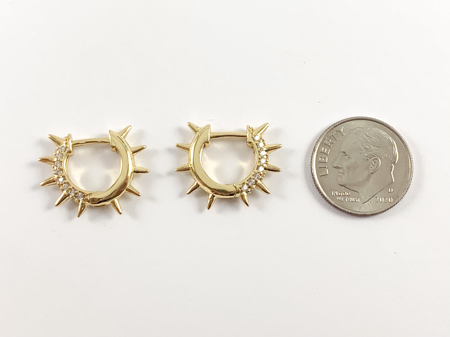 Pendientes de aro Huggies con micro pavé de circonita cúbica en oro real/platino de 18 quilates, 4 pares