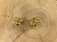 Cargar imagen en el visor de la galería, Real 18K chapado en oro CZ Pave Triple Estrellas Pendiente Studs Puño Sobre Cobre 4 pares
