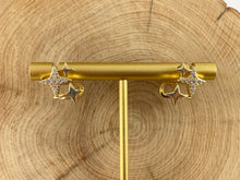 Cargar imagen en el visor de la galería, Real 18K chapado en oro CZ Pave Triple Estrellas Pendiente Studs Puño Sobre Cobre 4 pares
