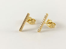 Cargar imagen en el visor de la galería, Real 18K chapado en oro/platino CZ Pave Bar Line Stick Pendiente Stud sobre cobre 5 pares
