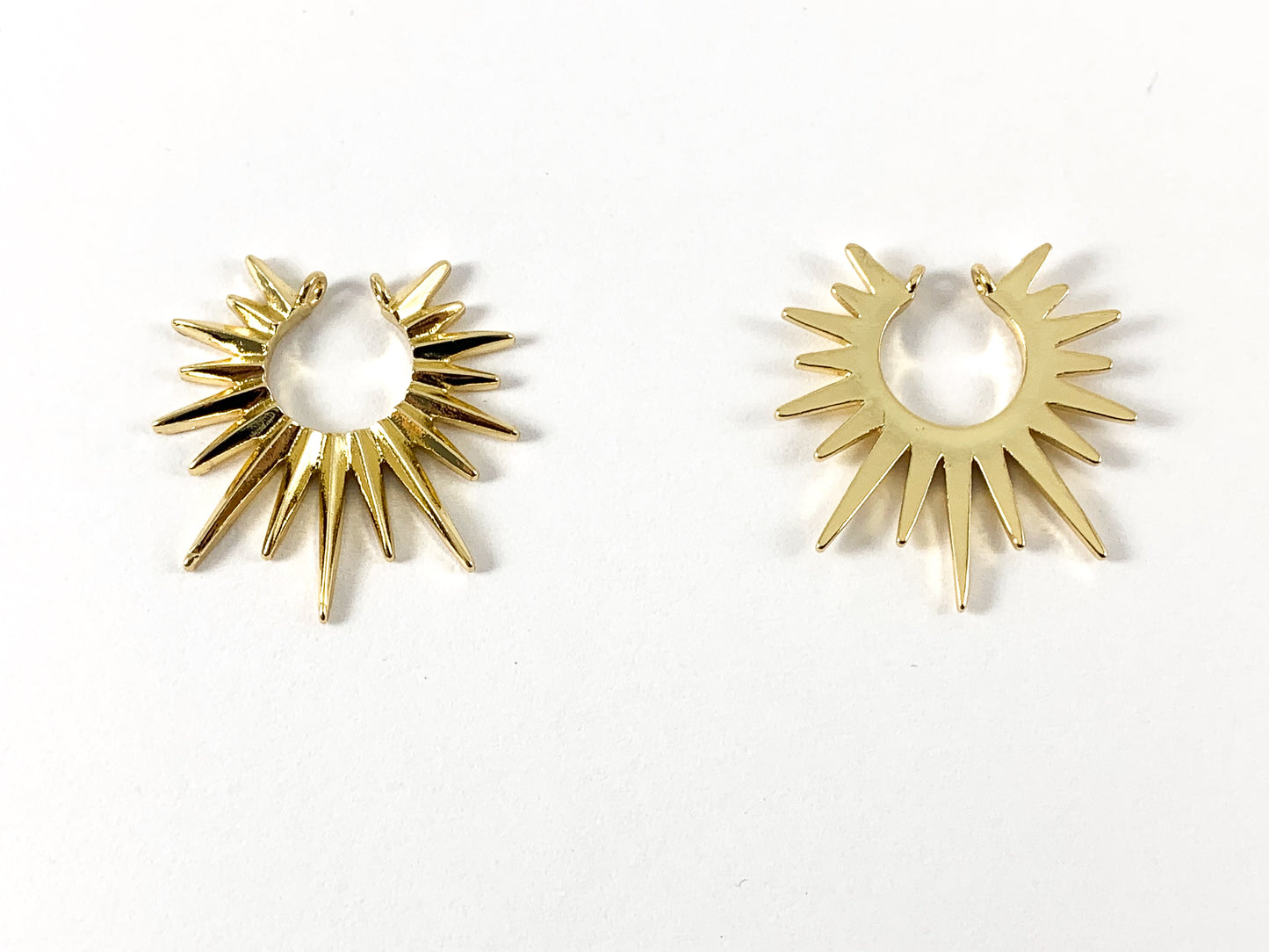 Componente de aretes con dije perforado en la parte superior chapado en oro real de 18 quilates, 5 pares