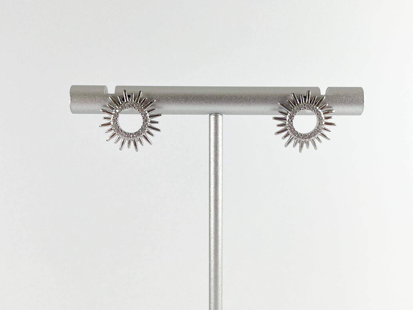 Real 18K chapado en oro/platino CZ Pave Sunburst Sun Circle Pendiente Stud sobre cobre 5 pares