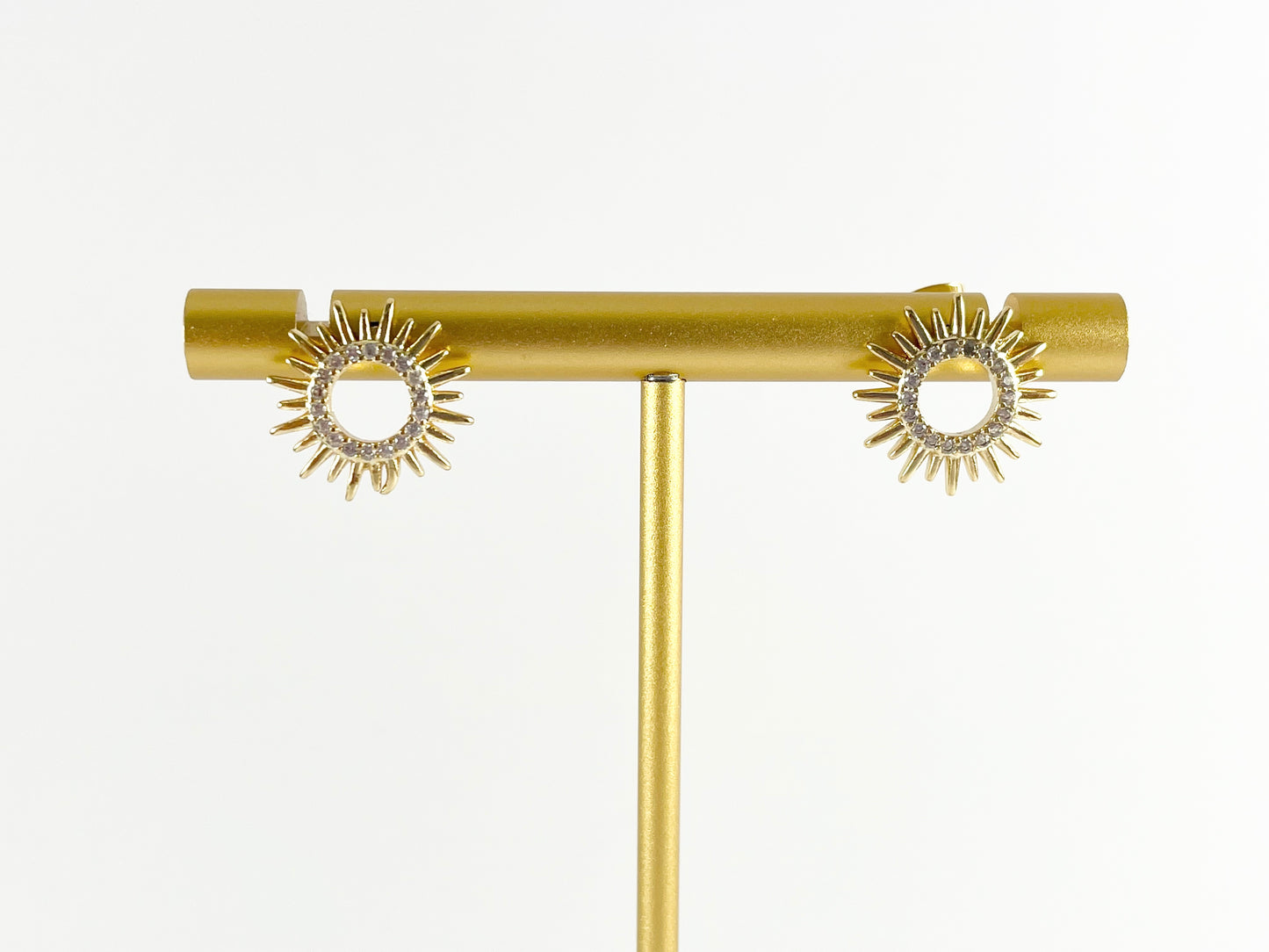 Real 18K chapado en oro/platino CZ Pave Sunburst Sun Circle Pendiente Stud sobre cobre 5 pares